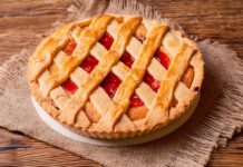 Sobremesa de forno simples caseira: Surpreenda a família A mouthwatering strawberry lattice pie on a rustic wooden table in Lima, Perú.