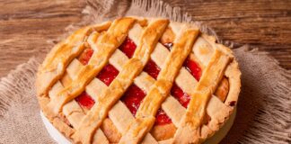 A mouthwatering strawberry lattice pie on a rustic wooden table in Lima, Perú.