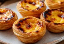 Pastéis de nata caseiros: A receita tradicional para ficarem cremosos e crocantes