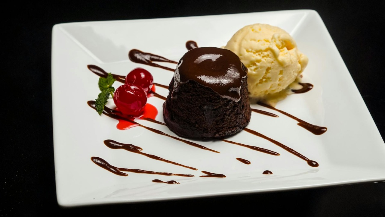 Petit gâteau: Como fazer um bolo com lava de chocolate em casa