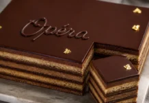 Bolo ópera, a receita francesa em camadas que impressiona pela elegância e pelo sabor Bolo ópera, a receita francesa em camadas que impressiona pela elegância e pelo sabor