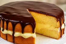 Boston cream pie: A sobremesa clássica que junta pão-de-ló, creme e chocolate Boston cream pie: A sobremesa clássica que junta pão-de-ló, creme e chocolate