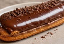 Éclair de chocolate: Massa leve, creme aveludado e cobertura brilhante Éclair de chocolate: Massa leve, creme aveludado e cobertura brilhante