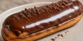 Éclair de chocolate: Massa leve, creme aveludado e cobertura brilhante