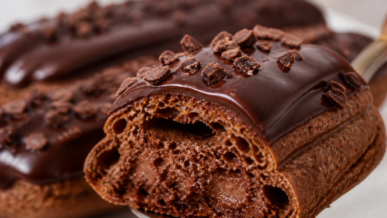 Éclair de chocolate: Massa leve, creme aveludado e cobertura brilhante
