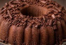 Ninho de chocolate caseiro com textura leve e acabamento bonito Ninho de chocolate caseiro com textura leve e acabamento bonito