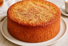 Bolo de Moscatel húmido e aromático para acompanhar o café Contexto editorial sobre Bolo de Moscatel
