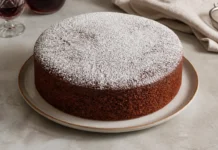 Bolo de Vinho do Porto húmido e aromático Contexto editorial sobre Bolo de Vinho do Porto