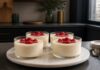 Contexto editorial sobre Mousse de chocolate branco com framboesas frescas