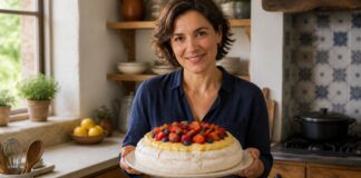 Contexto editorial sobre Pavlova com curd de limão e frutas frescas
