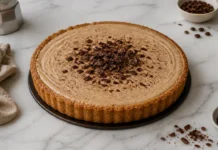 Tarte de Café cremosa com base crocante Contexto editorial sobre Tarte de Café