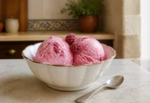 Gelado de Framboesa cremoso para preparar em casa Contexto editorial sobre Gelado de Framboesa
