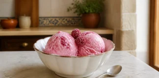 Gelado de Framboesa cremoso para preparar em casa Contexto editorial sobre Gelado de Framboesa