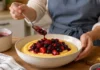 Contexto editorial sobre polenta doce com frutos vermelhos