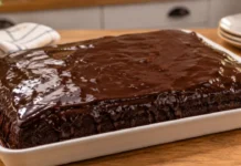 Bolo nega maluca com cobertura de chocolate brilhante Apresentação final de Bolo nega maluca com cobertura de chocolate brilhante