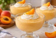 Mousse espuma de alperce com natas batidas Apresentação final de Mousse espuma de alperce com natas batidas